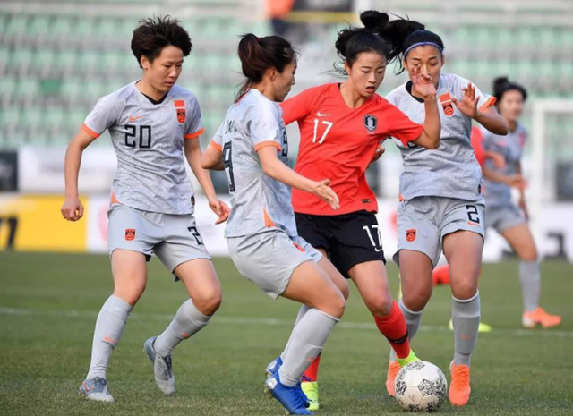 中国女足表现稳健，赢得国内外赞誉